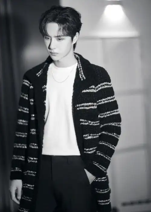 王一博#72 身着黑色金丝长衫,散发着高冷贵族气质,一如既往地帅气