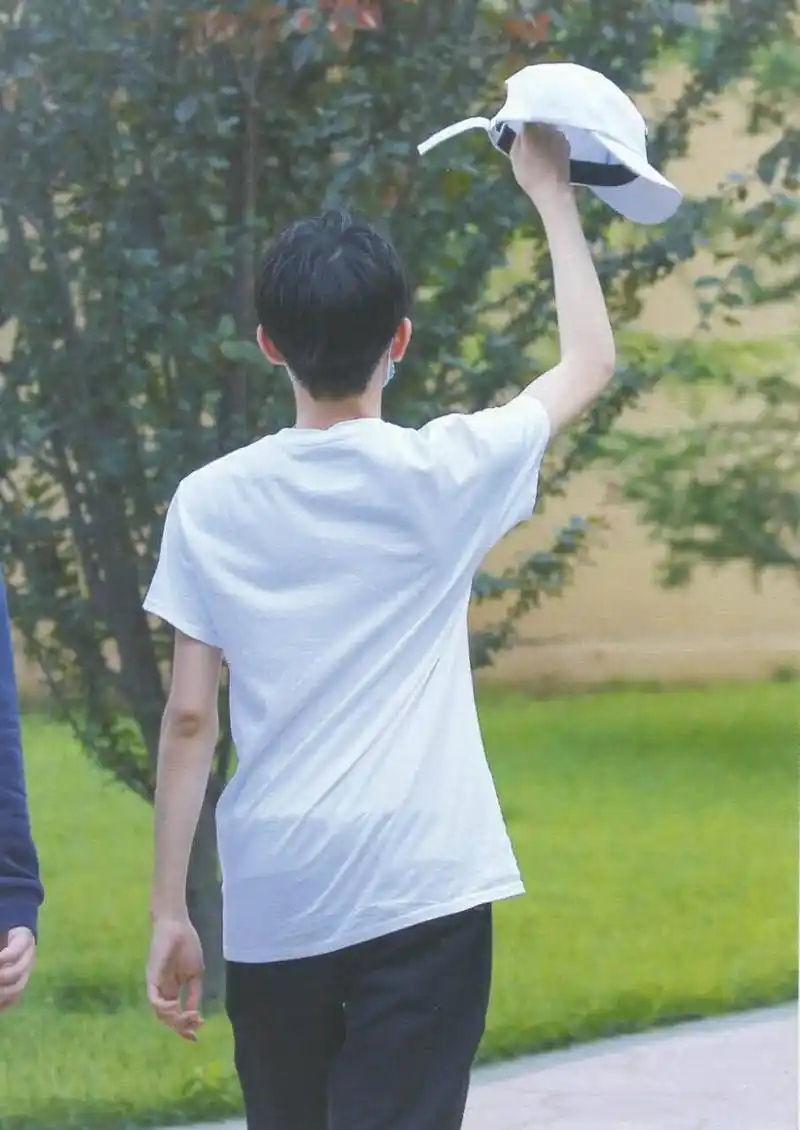 tfboys三小只的背影杀,听说真爱粉一眼就能认出哦