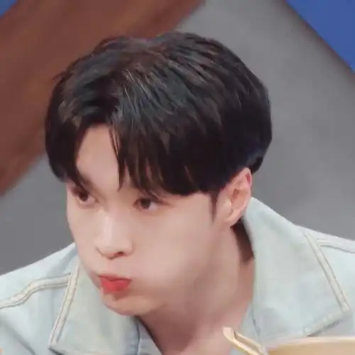 每时每刻##张艺兴时光记事簿#小河豚上线啦,嘟嘟嘴的宝宝好可爱好可爱