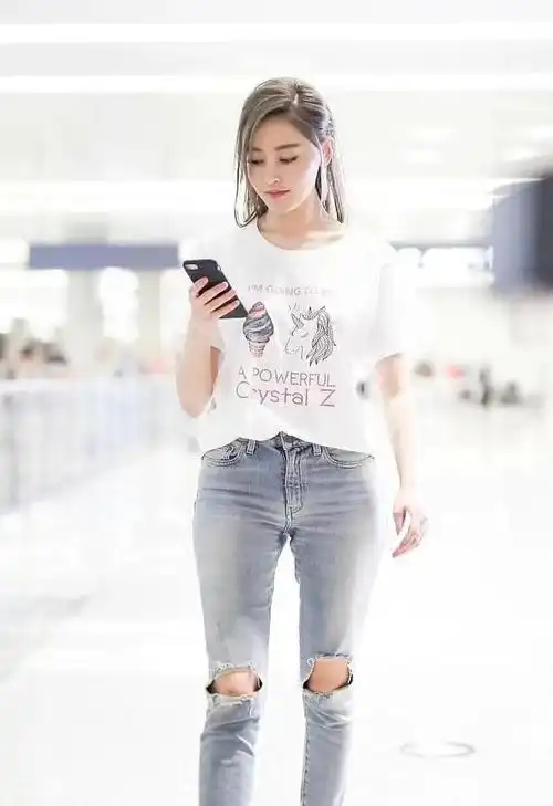 张天爱真会穿,白t恤配破洞裤简约大气,虽然胯宽但细腿更抢镜