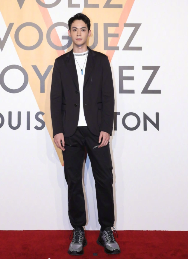 这才叫神仙同框178cm的何穗和188cm的唐晓天同行气场十足