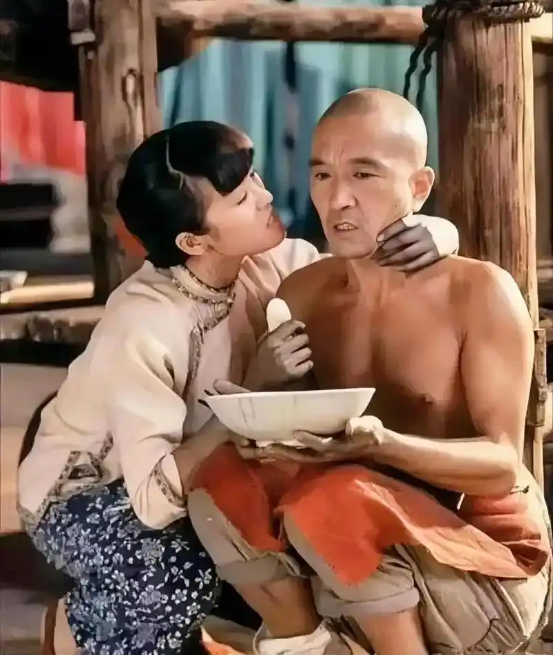 巩俐和李保田的幸福生活被老谋子彻底打破,彼时的李保田还稍显青涩