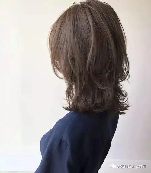增加了很多流行的元素,非常修饰脸型,这款流行发型搭配随意的碎发刘海