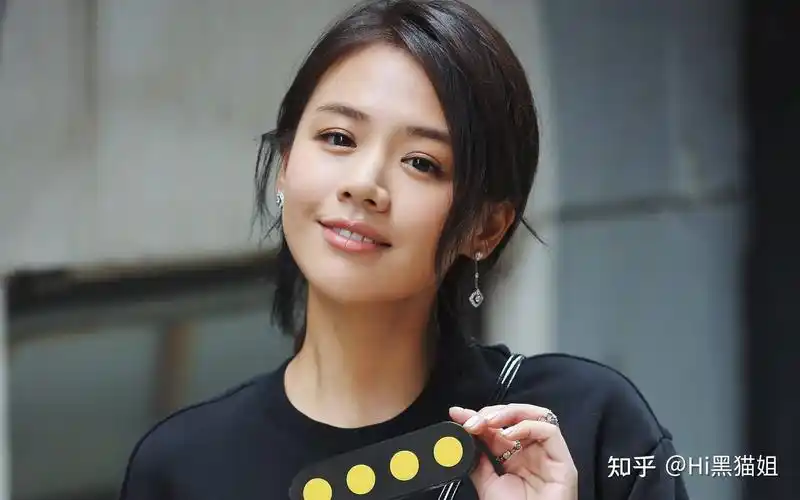 杨紫合并凸嘴的情况比较多见,三角形凹陷为主,常见的代表明星就要是