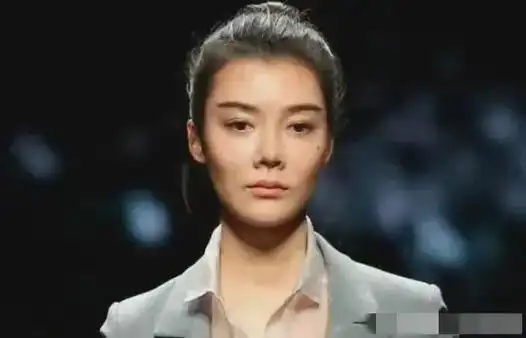 她是真的不需要去整容,以前就好漂亮身材又好,高挑儿.