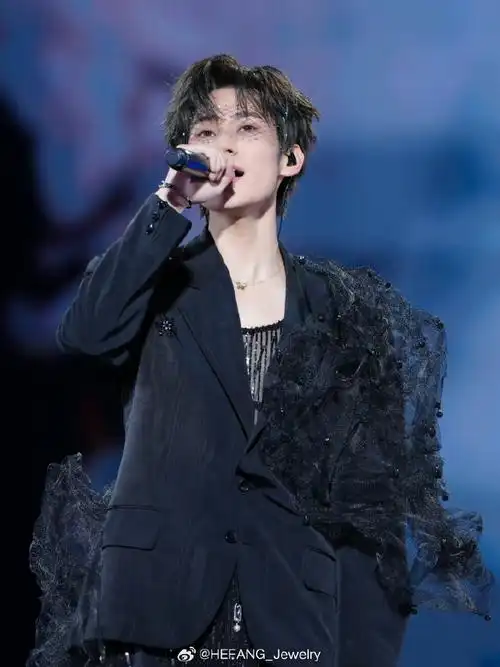 hefang star#张真源超话in hefang jewelry 小蝴蝶锁骨链,点缀黑色