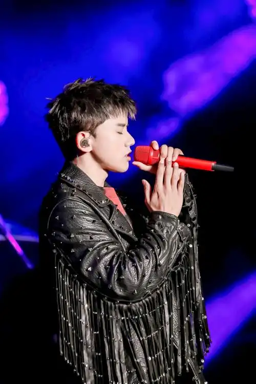 5k手机张杰帅气服装超高清壁纸