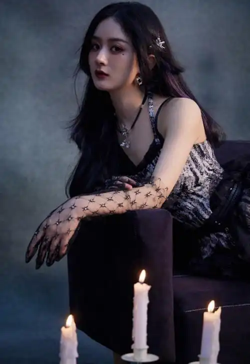 赵丽颖晒九宫格美照眼神温柔似水身材窈窕有女人味