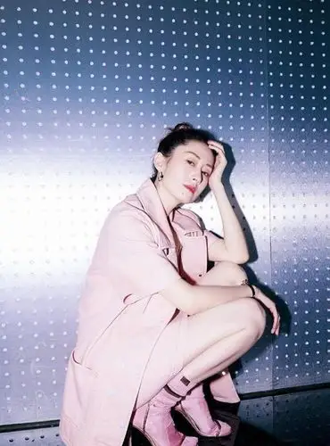 刘敏涛终于藏不住了制服配短裙清新靓丽