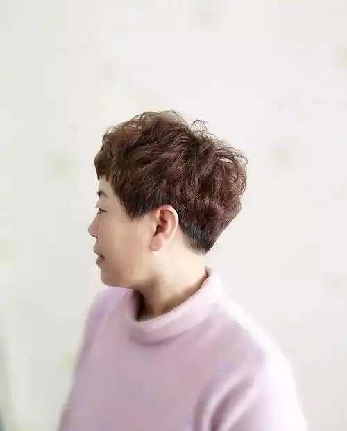 层次分明的"纹理烫"发型