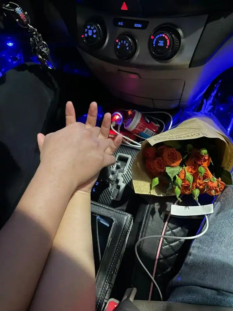 男朋友开车的时候 会牵你的手吗?