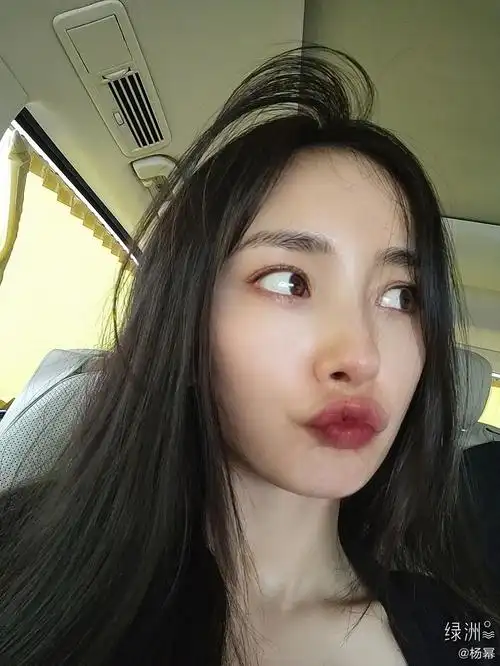 杨幂生日晒自拍五官精致显甜美嘟嘴比耶可爱十足