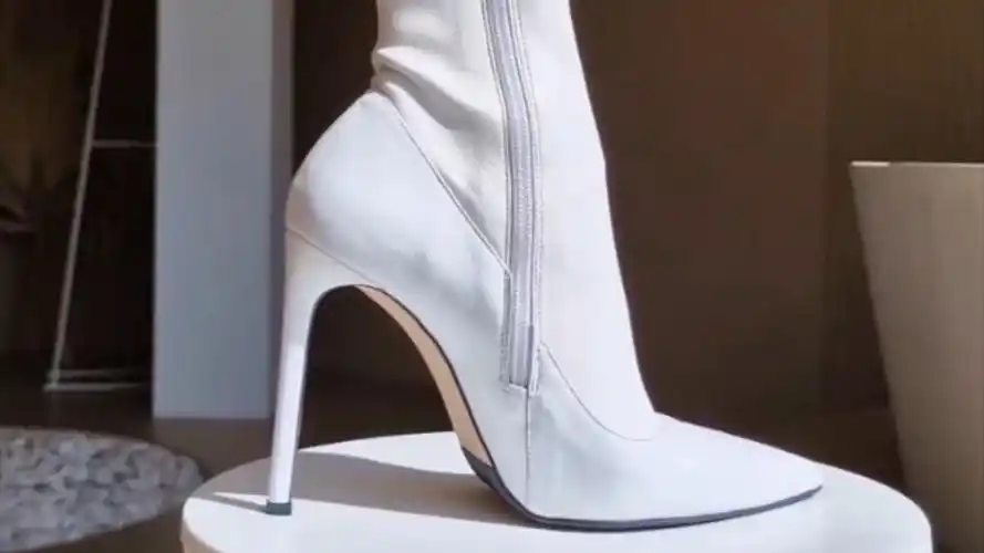 白色高跟短靴#jiojio