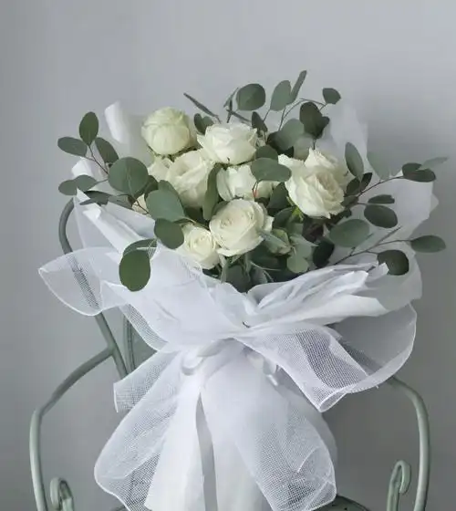 心动11支白玫瑰花束