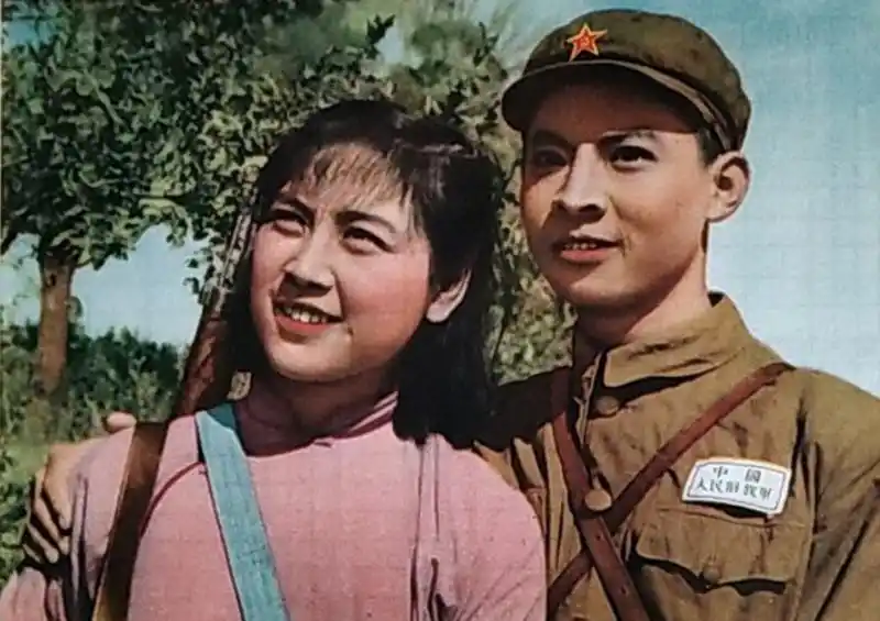 四班副班长李进(廖有梁饰)在二妹子(陶玉玲 饰)家养伤的时候,耳鬓丝磨