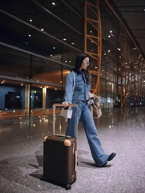 原创刘亦菲机场惊艳亮相巴黎时装周的焦点猫眼墨镜下的时尚女神