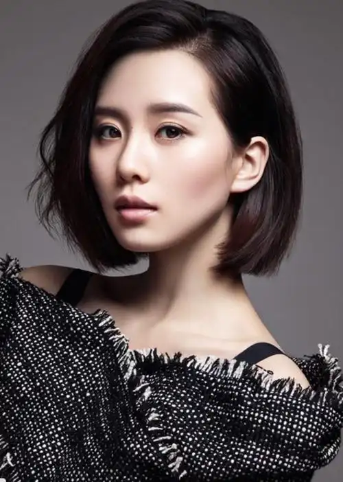 刘诗诗短发造型干练洒脱,但是和戚薇相比却相差一大截|戚薇|刘诗诗|短