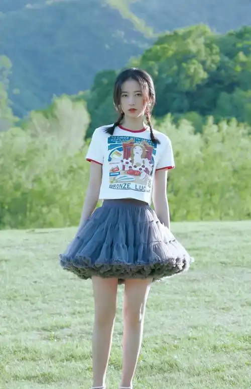 原创周雨彤太会穿了吧!t恤配牛仔裤休闲俏皮又时尚,减龄效果满分