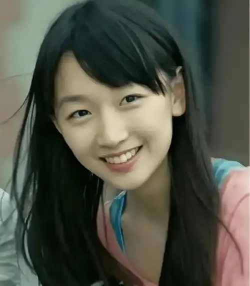 看完周冬雨高中时的照片,完全理解为何她被张艺谋相中了,太灵了