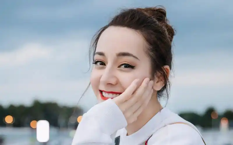 迪丽热巴休闲时尚性感图片桌面壁纸