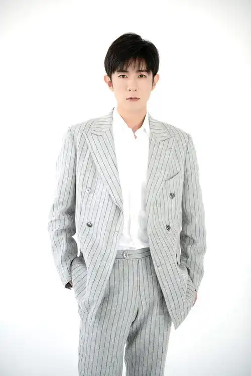 季肖冰帅气迷人时尚写真图片29