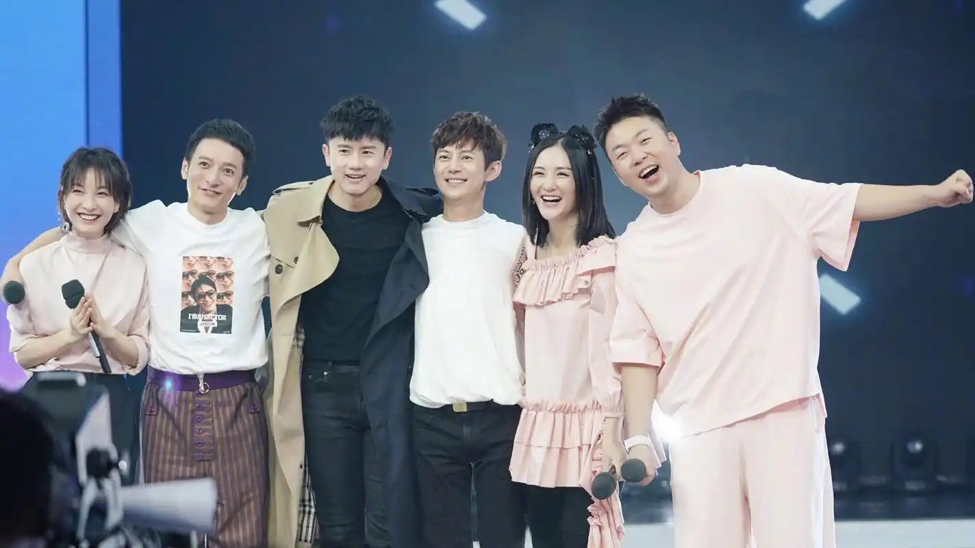 张杰谢娜再次同台快乐大本营恩爱互动秀不停