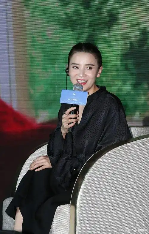 多年来桃花滚滚43岁还没结婚的小宋佳到底在等什么