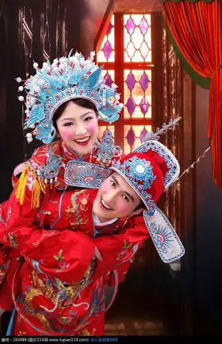 穿着传统结婚服饰的新婚男女