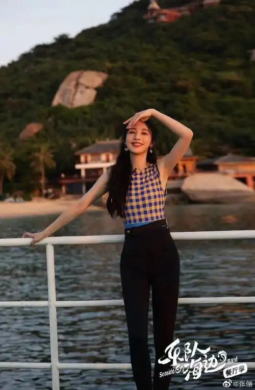 张俪晒阳光沙滩美照格子泳衣身材超吸睛大长腿格外抢眼