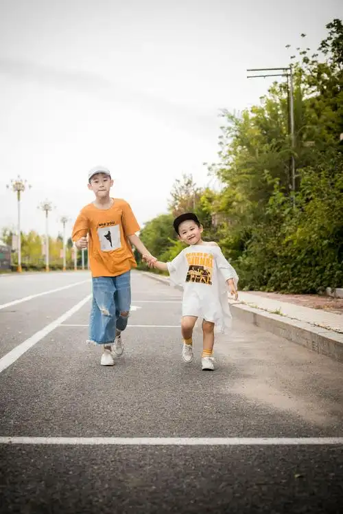 兄弟手牵手,阔步向前走