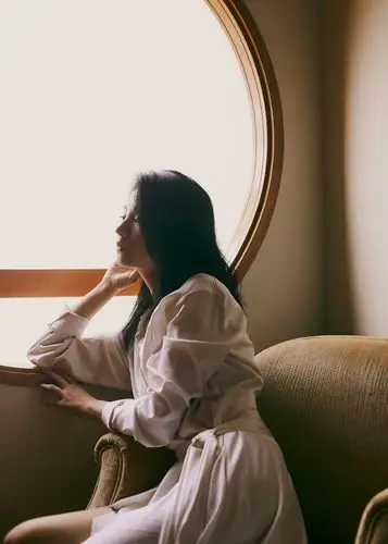 演员春夏受邀出席金投赏 衬衫裙亮相尽显简约大方