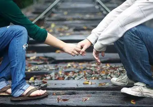 手牵手清新唯美情侣图片_一辈子的幸福