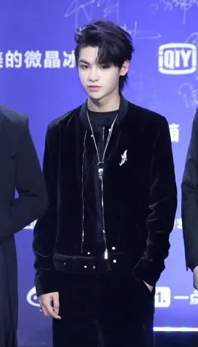 黄明昊黑发酷帅有型图片89
