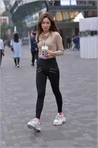 高领薄款上衣搭配黑色紧身裤,休闲又时尚,吸引目光_衣服