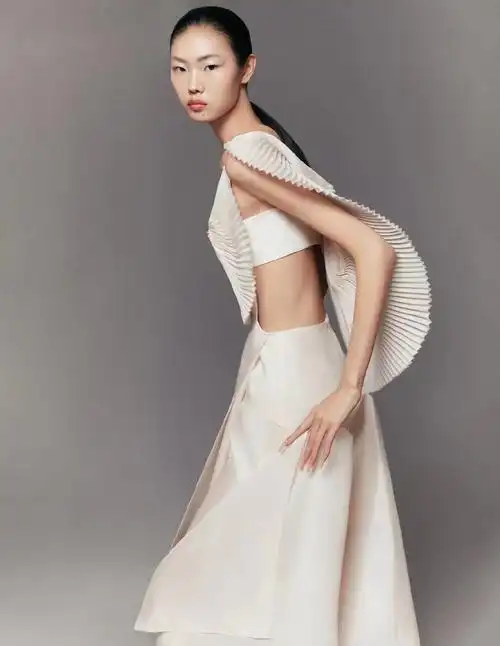 康思佳出镜《时尚芭莎》十二月刊时尚大片_潮流速递_时装_模特中国