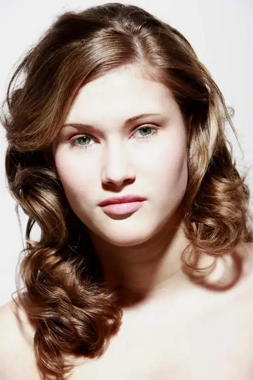 西方人,脸,头,脸颊,头发,一个人,竖图,室内,特写,白天,白色背景,正面