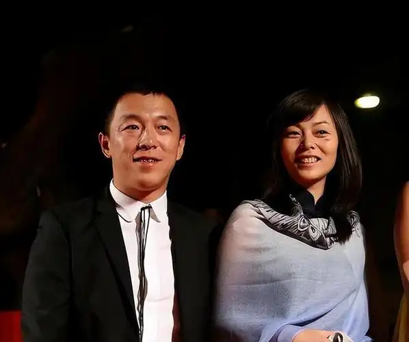 黄渤情深义重为年轻导演准备艺术品携妻子参加亲姐生日宴