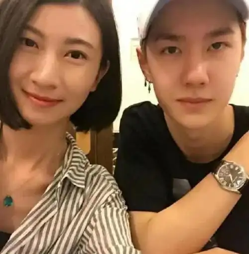 王一博家基因太强大!相差5岁姐弟几乎一样,一家人都是高颜值