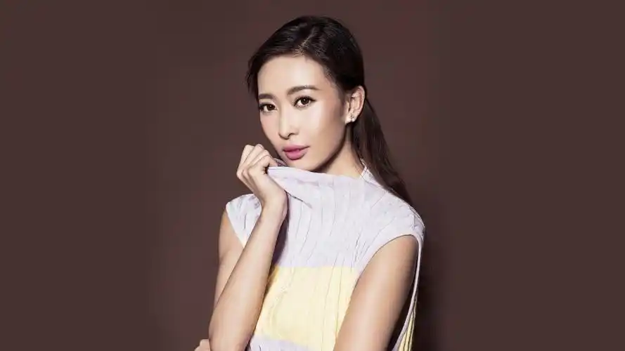 女演员周知时尚知性写真