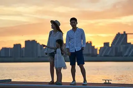 黄昏的天空.一家三口在海边玩耍背景