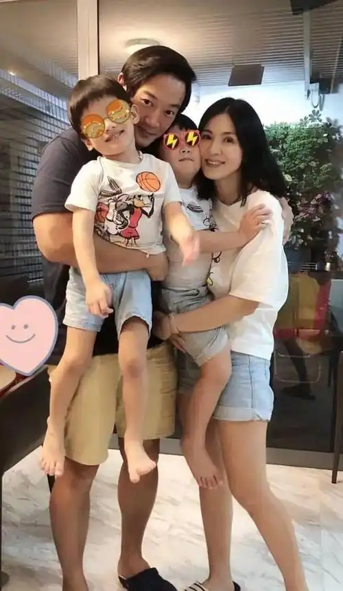 如今拥有双胞胎萌娃的她,幸福感爆棚|杨采妮|刘嘉玲|梁朝伟_新浪新闻