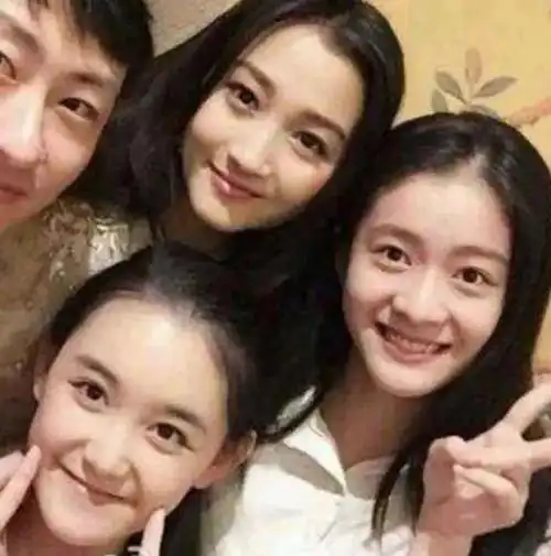 原创关晓彤小时候的四位好朋友,前三位都已火成一线,唯独合作最多的他