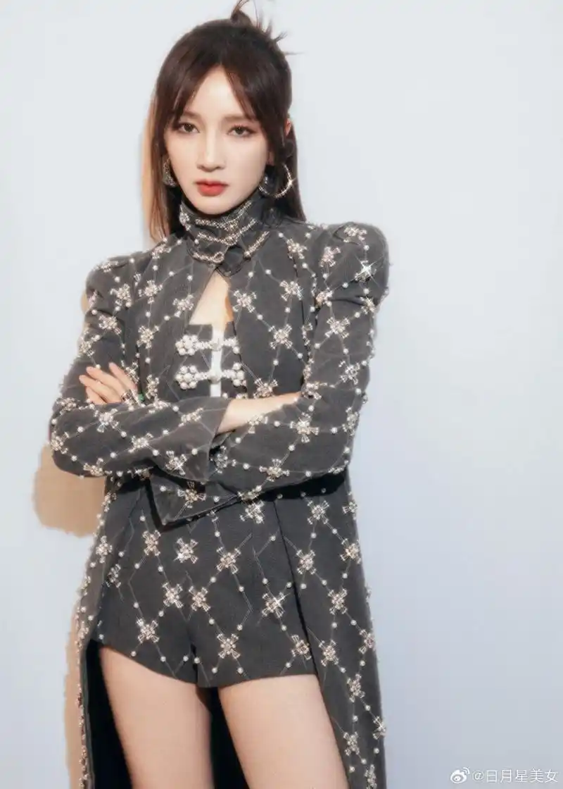 孟佳的美腿不仅修长,而且充满了力量与美感,每一个动作都令人心动.