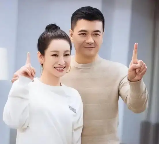 回顾演员秦海璐被富豪李厚霖抛弃嫁给二婚的王新军她幸福吗