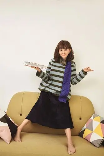 陈意涵登开年封面 白衣素裙笑意温暖