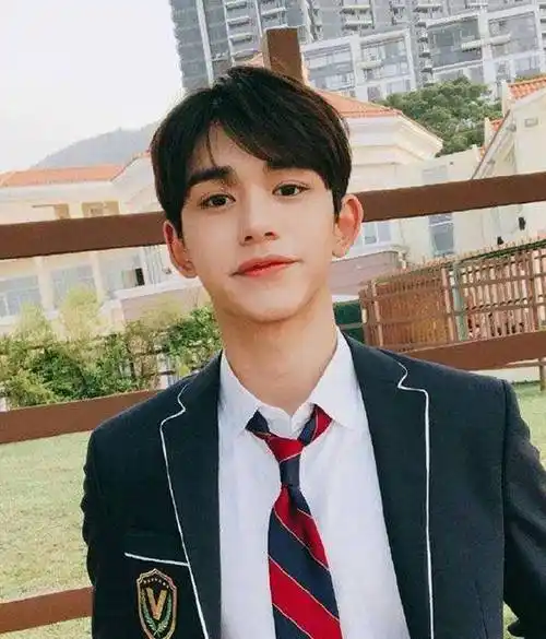 00后理发只会说"两边剪短"?4款时尚帅气的男士发型_显得_短发_头发