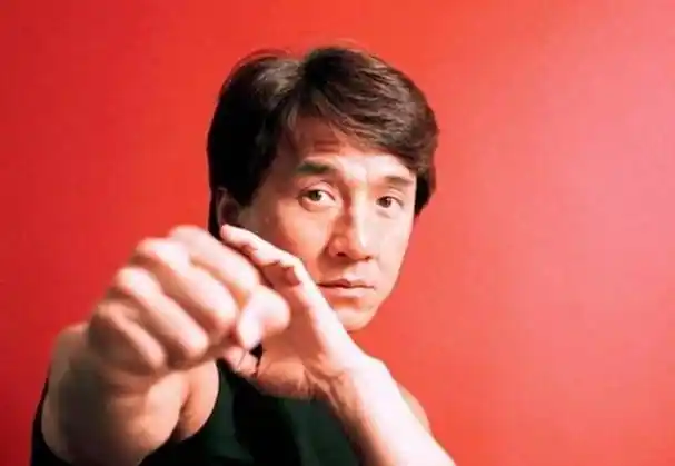 成龙父亲葬礼:房祖名伤心,林凤娇跪拜,成龙同父异母哥哥没到场