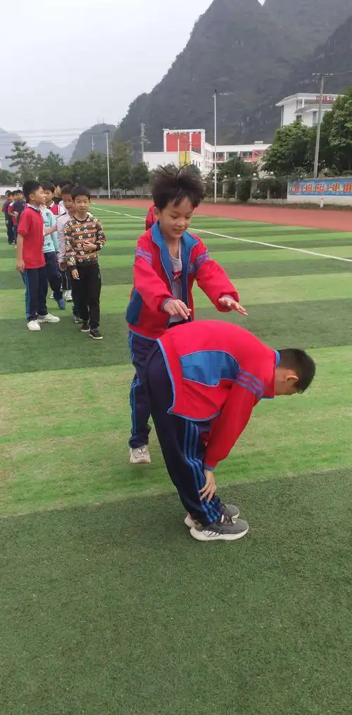 四(2)班 我们的大课间:跳山羊