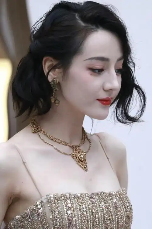 迪丽热巴短发侧颜好美__财经头条