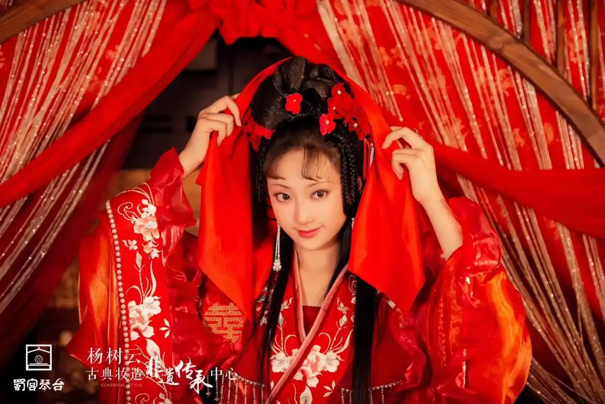 《上错花轿嫁对郎》杨树云老师再现李玉湖新娘造型,仿妆不仿人, - 抖